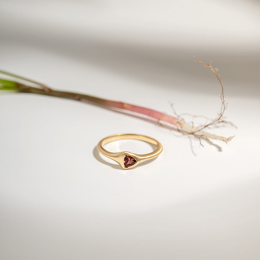 Pink Sapphire String Ring (Trilliant)