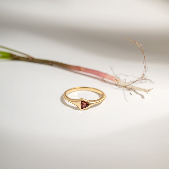 Pink Sapphire String Ring (Trilliant)