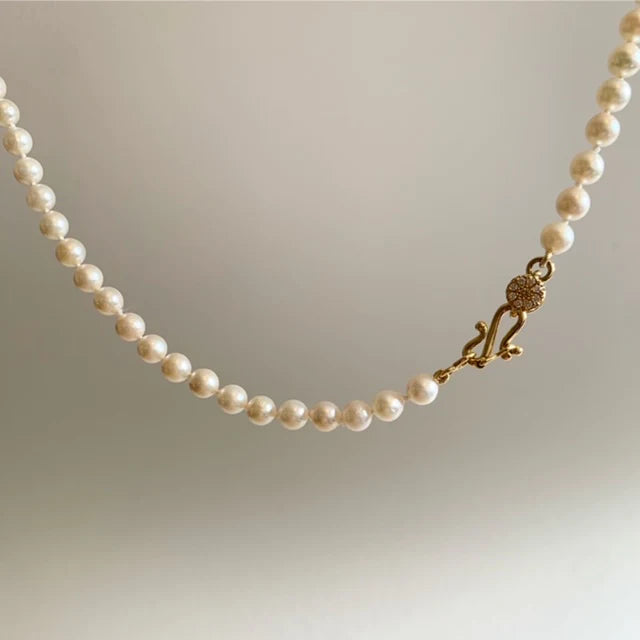 Pearl necklace with a tika clasp